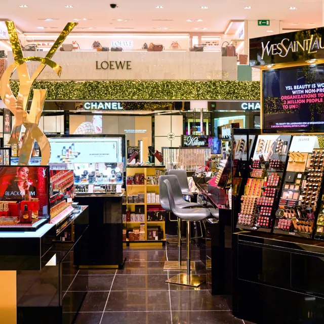 Kosmetiktheken internationaler Beauty-Marken in einem Kaufhaus