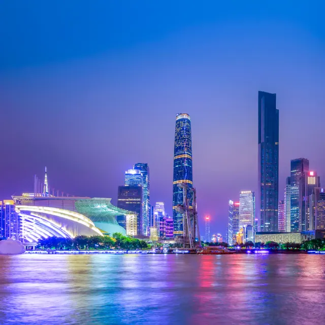 Horizonte de Guangzhou de noche, con torres iluminadas a lo largo del río de las Perlas