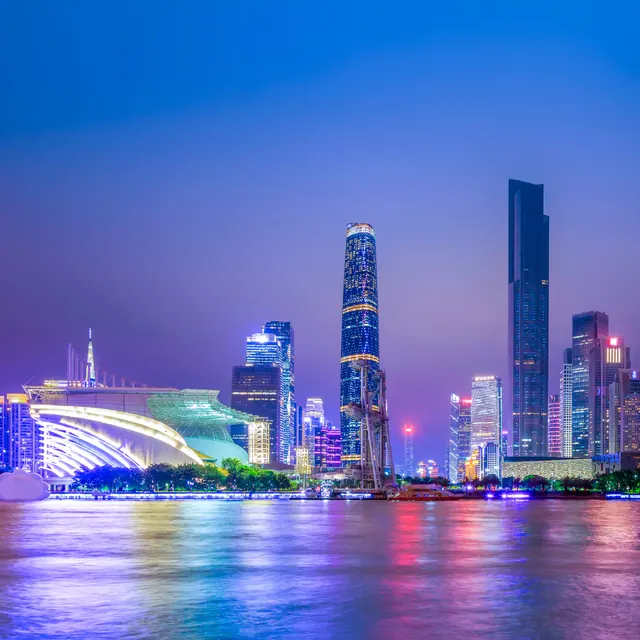 Skyline de Guangzhou la nuit, tours illuminées le long de la rivière des Perles
