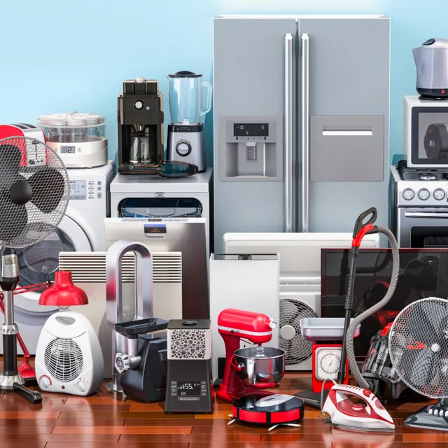 Haushaltsgeräte: Kühlschrank, Kaffeemaschine, Ventilatoren, Staubsauger und Küchenhelfer